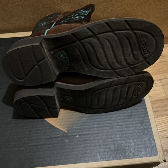 Worn 1 time size 7 1/2 women’s Ariat boots - Picture 3 of 5